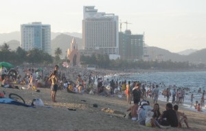 crowded-beach-nha-trang1